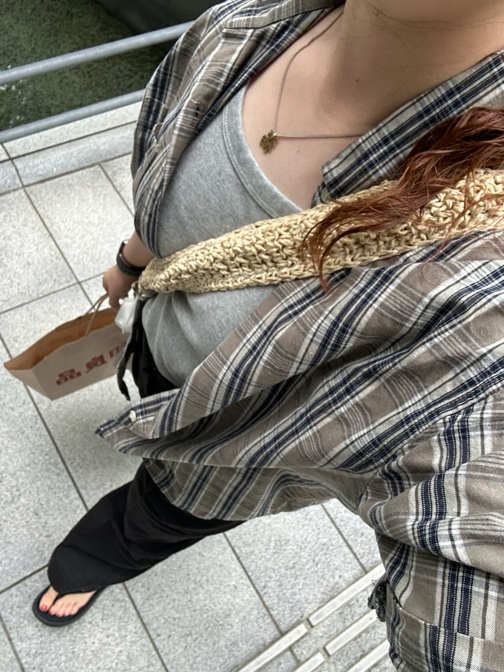 ベージュ系のショルダーバッグ、ブラウン系のシャツ/ブラウス、ブラック系のスラックスを着用したレディースの夏コーディネートの4枚目の写真