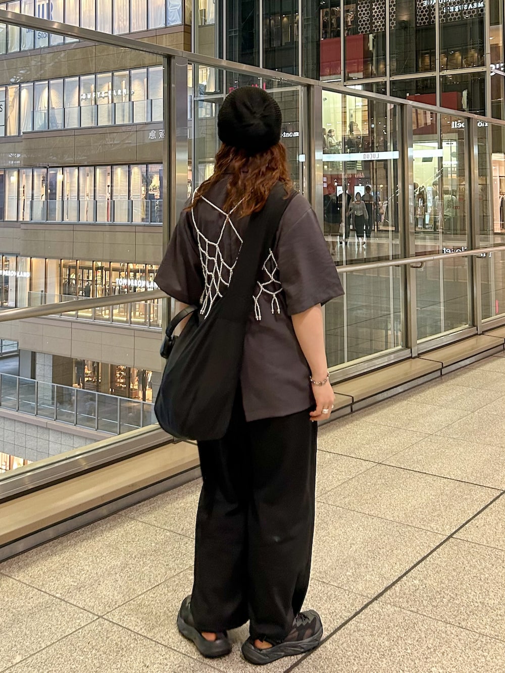 グレー系のテーラードジャケット、ブラック系のその他パンツ、ブラック系のサンダルを着用したレディースの夏コーディネートの2枚目の写真