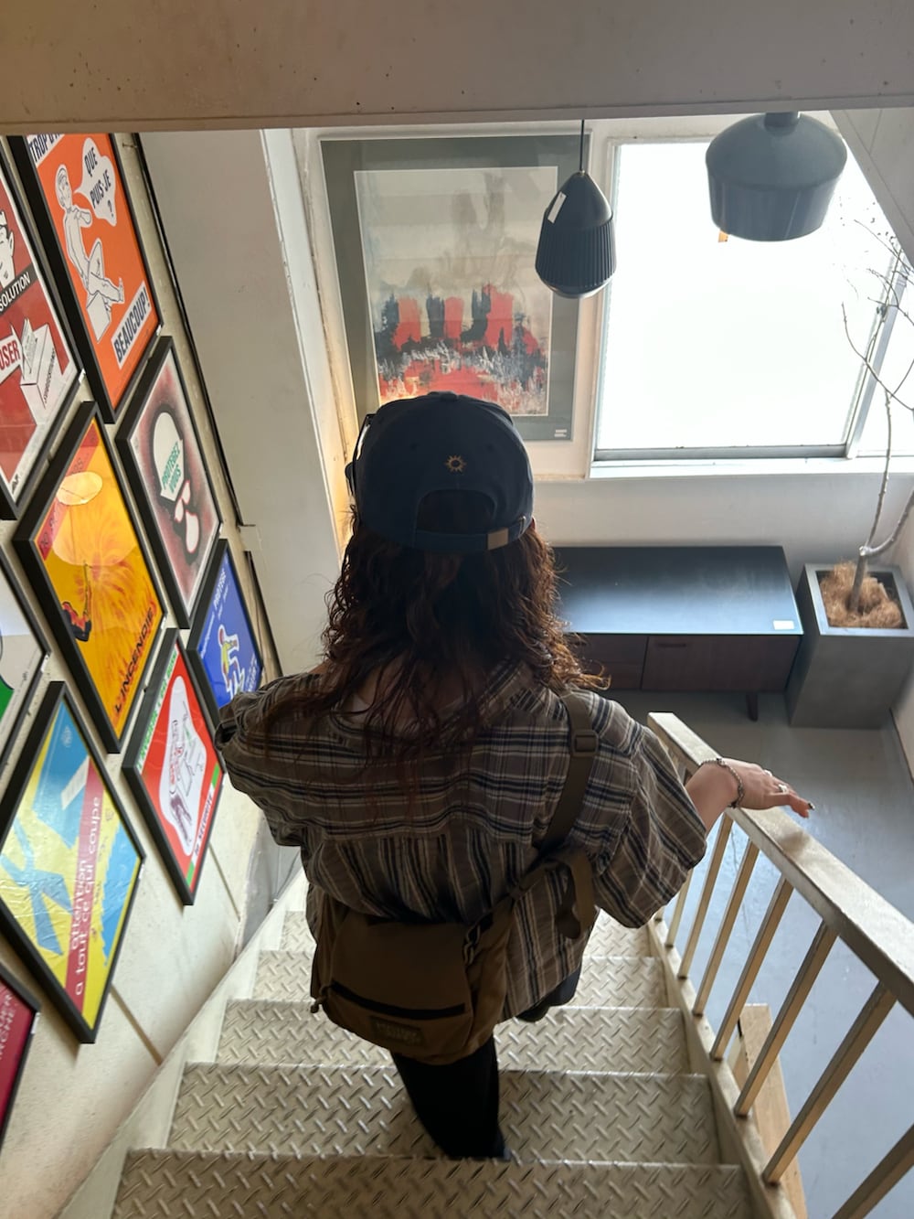 ベージュ系のTシャツ/カットソー、ブラウン系のシャツ/ブラウス、ブラック系のショルダーバッグを着用したレディースの夏コーディネートの3枚目の写真