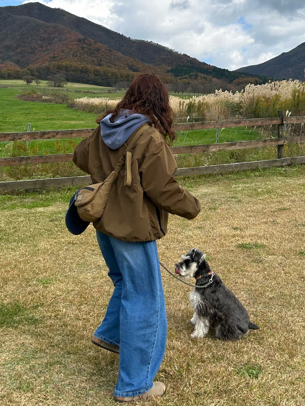 ブルー系のデニムパンツ、グレー系のサンダル、ブラウン系のその他アウターを着用したレディースの冬コーディネートの2枚目の写真