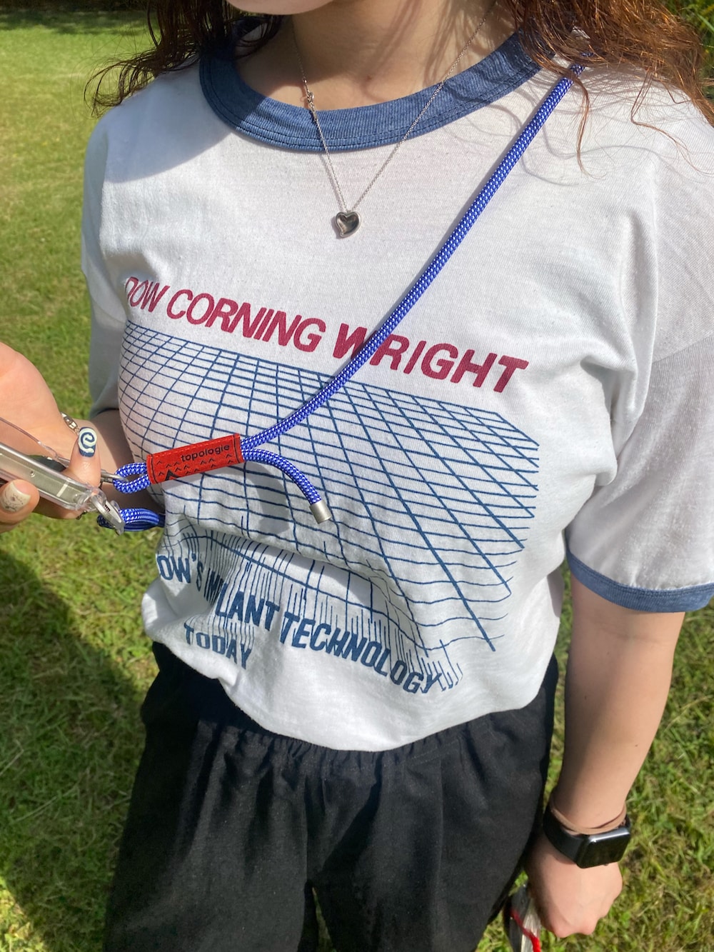 ブラック系のその他パンツ、ブラウン系のスニーカー、ホワイト系のTシャツ/カットソーを着用したレディースの夏コーディネートの3枚目の写真