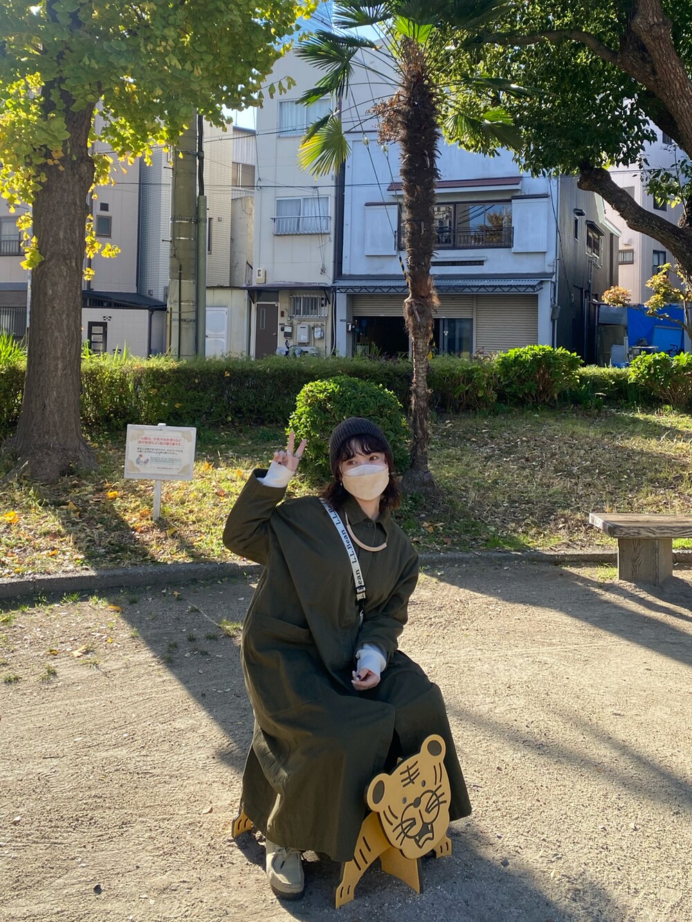 ベージュ系のモカシン/デッキシューズ、グリーン系のその他アウター、ブラウン系のニットキャップ/ビーニーを着用したレディースの秋コーディネートの4枚目の写真