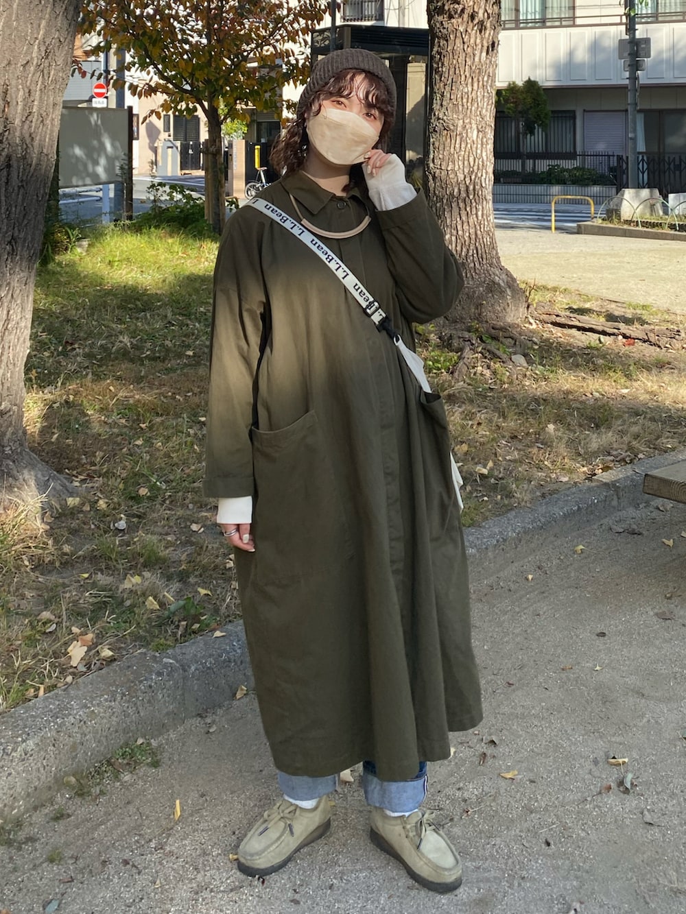 ベージュ系のモカシン/デッキシューズ、グリーン系のその他アウター、ブラウン系のニットキャップ/ビーニーを着用したレディースの秋コーディネートの2枚目の写真