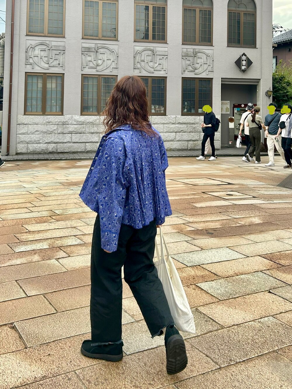 ブラック系のショルダーバッグ、ブルー系のシャツ/ブラウス、ブラック系のチノパンツを着用したレディースの秋コーディネートの2枚目の写真