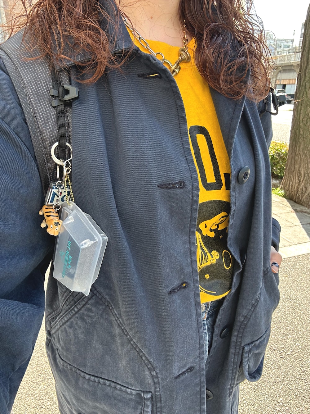 ブルー系のブルゾン、ブルー系のデニムパンツ、ベージュ系のモカシン/デッキシューズを着用したレディースの秋コーディネートの3枚目の写真