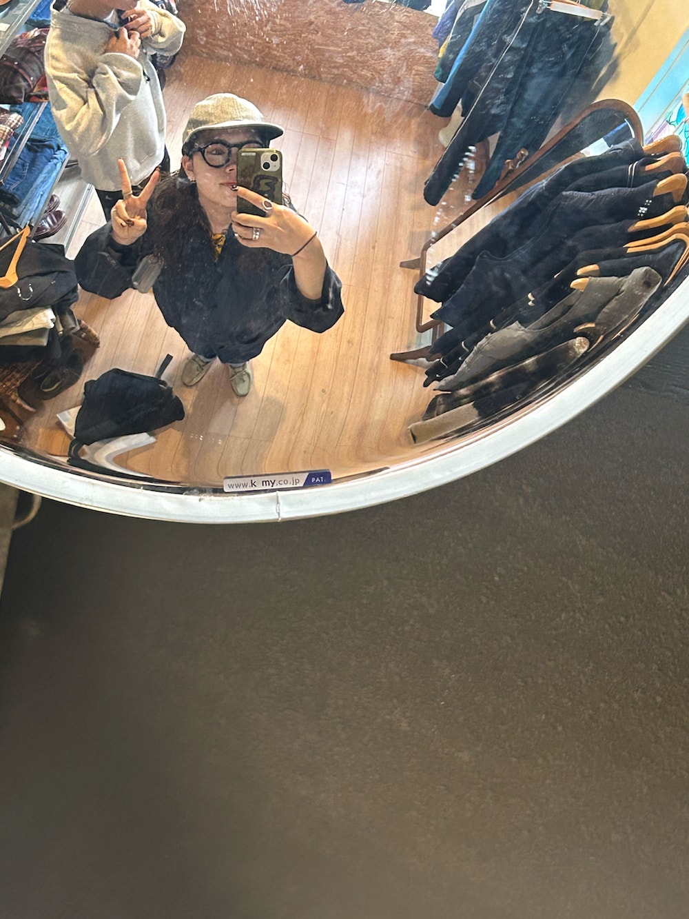 ブルー系のブルゾン、ブルー系のデニムパンツ、ベージュ系のモカシン/デッキシューズを着用したレディースの秋コーディネートの4枚目の写真