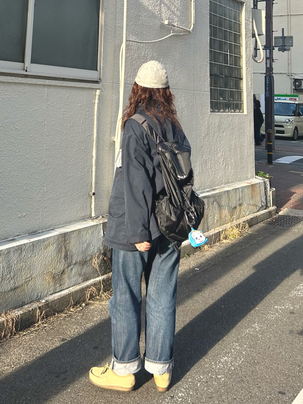 ブルー系のブルゾン、ブルー系のデニムパンツ、ベージュ系のモカシン/デッキシューズを着用したレディースの秋コーディネートの2枚目の写真