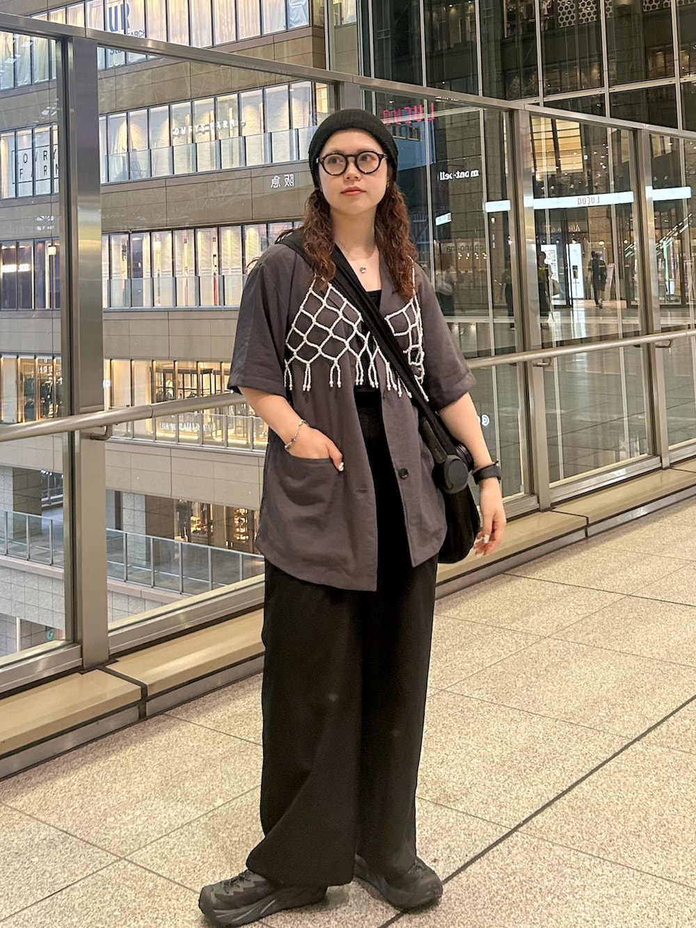 グレー系のテーラードジャケット、ブラック系のその他パンツ、ブラック系のサンダルを着用したレディースの夏コーディネートの3枚目の写真