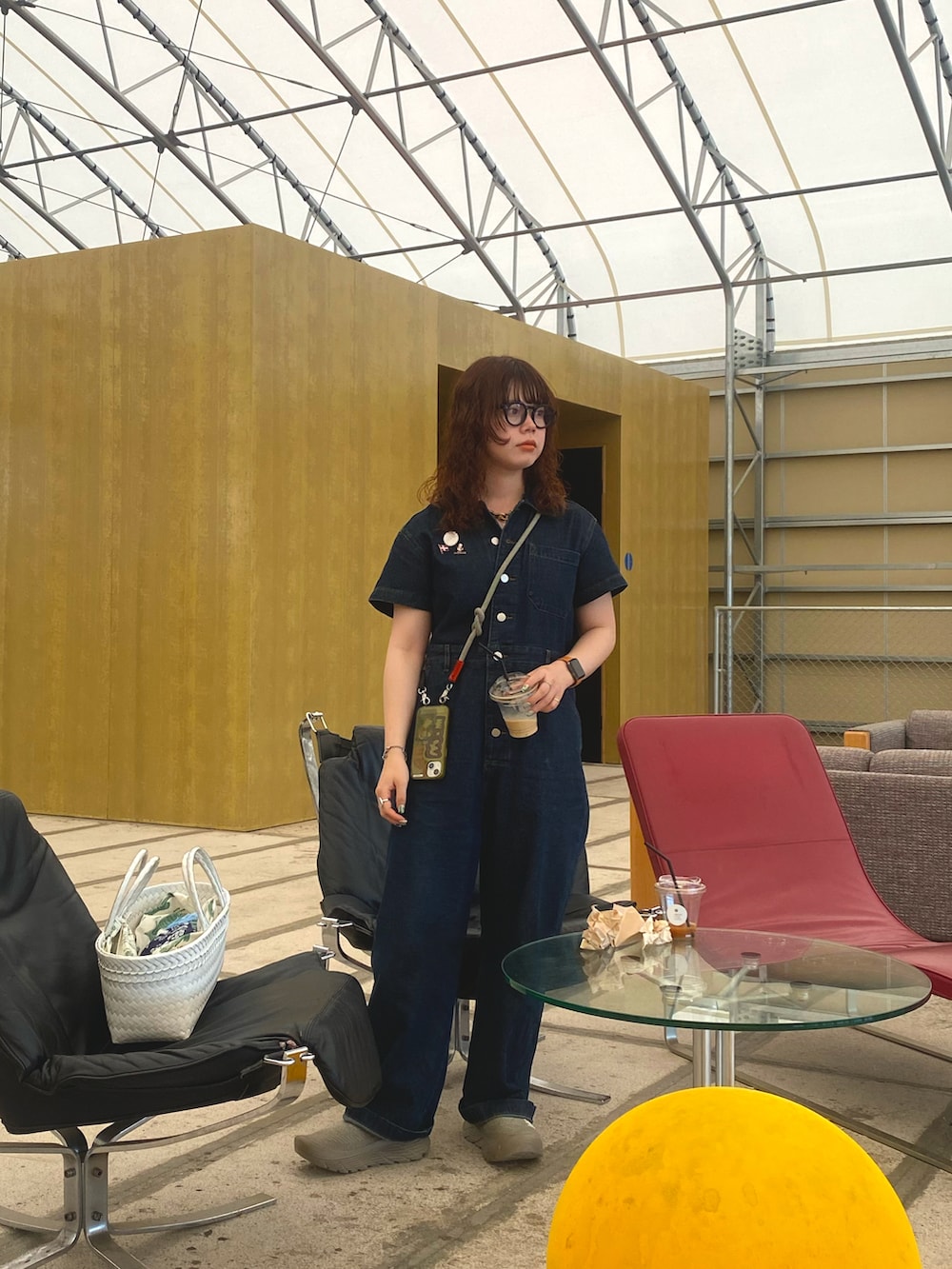 ベージュ系のスニーカー、ブルー系のつなぎ/オールインワンを着用したレディースの秋コーディネートの4枚目の写真