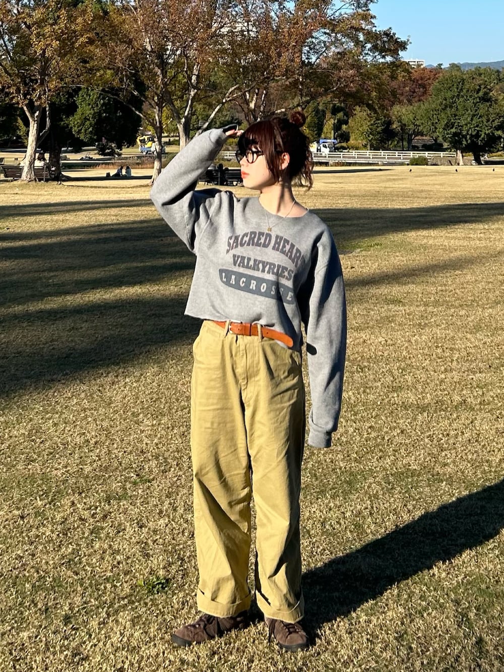 ベージュ系のその他パンツ、ブルー系のブルゾン、ブラウン系のスニーカーを着用したレディースの秋コーディネートの3枚目の写真