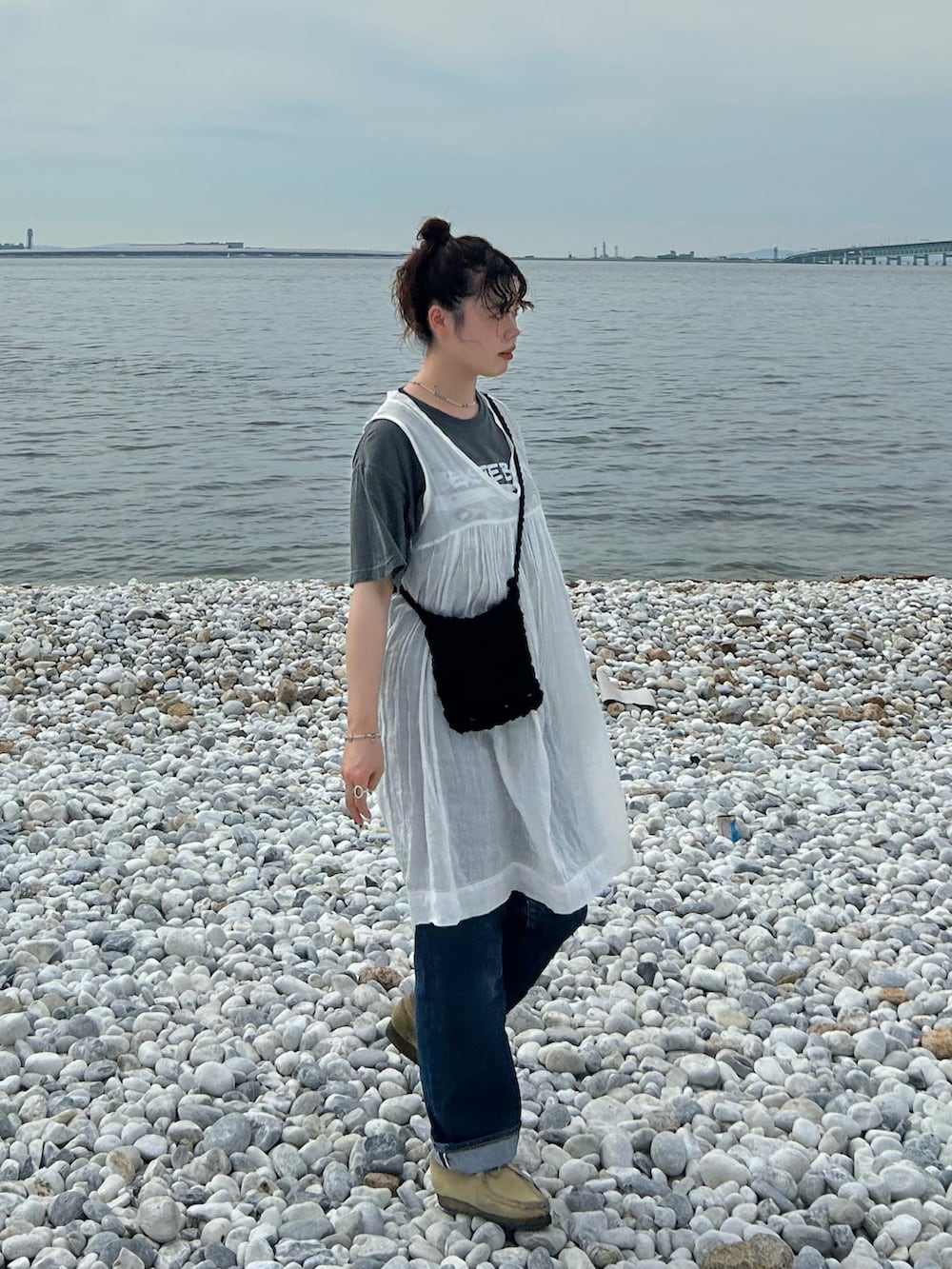 「このスタイルがお気に入り、夏服コーデ、休日スタイル、ゆるコーデ、海、クラークス、バンドT、デニム、カジュアルコーデ、古着MIX、夏だ！Tシャツ着よう！、ショルダーバッグ、お出かけコーデ、チュニック、モノトーン」｜「coenのCONEハイウエストデニムパンツ（デニムパンツ、ブルー系）」を使った、sumireさん（レディース・157cm）の夏コーディネートの2枚目の写真