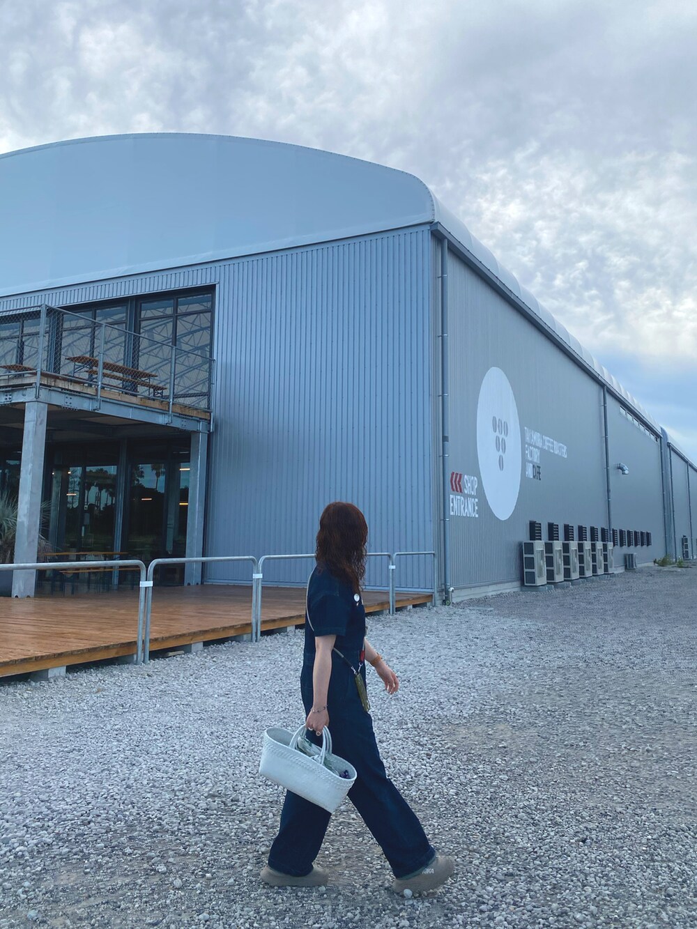 ベージュ系のスニーカー、ブルー系のつなぎ/オールインワンを着用したレディースの秋コーディネートの3枚目の写真