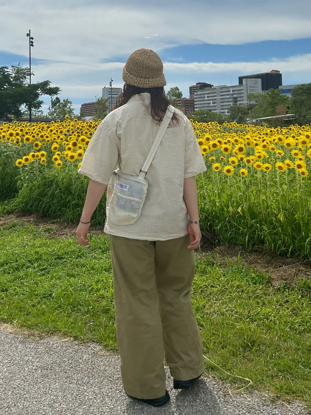 ベージュ系のTシャツ/カットソー、ベージュ系のシャツ/ブラウス、ベージュ系のその他パンツを着用したレディースの夏コーディネートの2枚目の写真