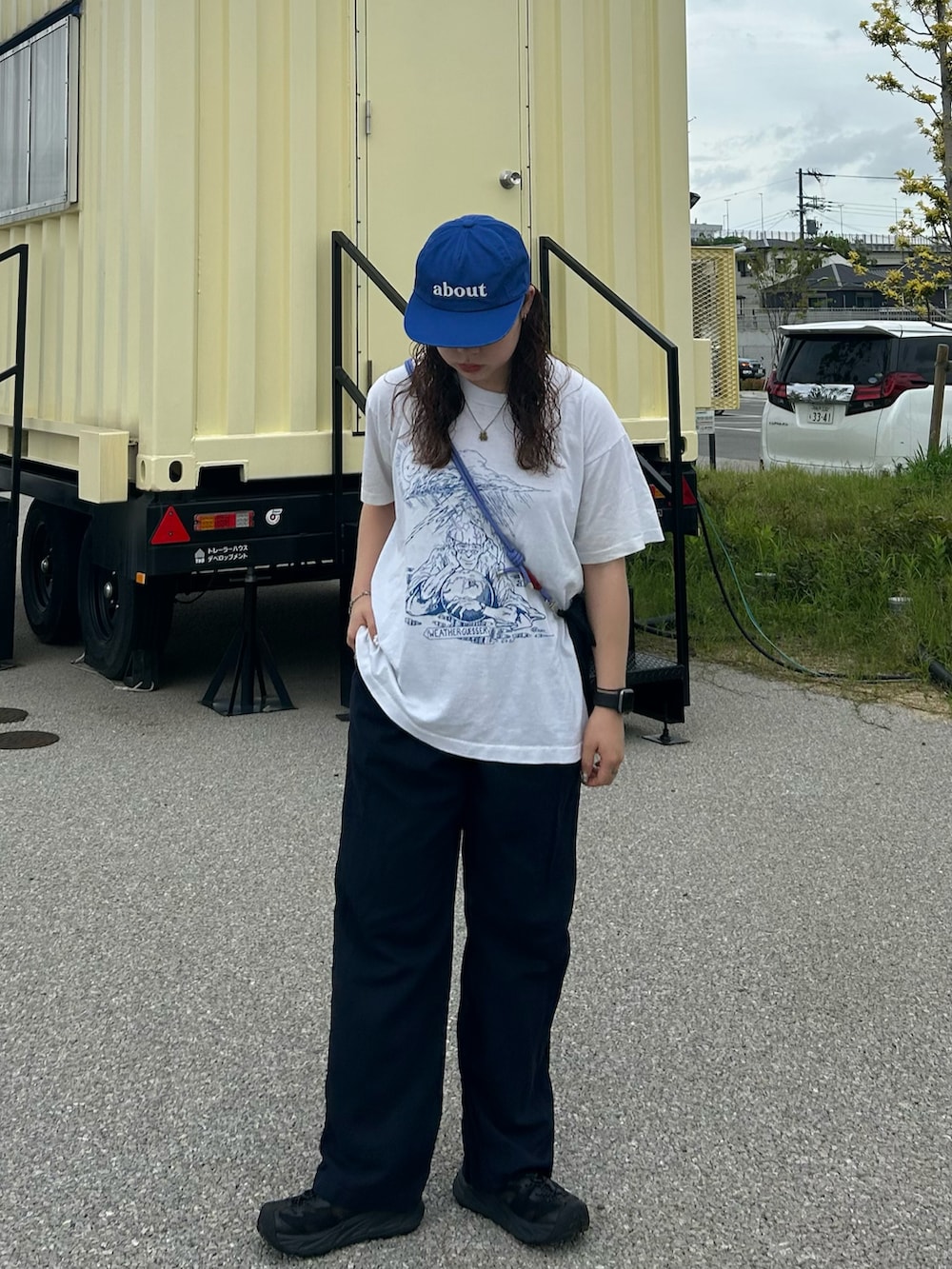 ブルー系のパンツ、ブラック系のサンダル、ホワイト系のTシャツ/カットソーを着用したレディースの夏コーディネートの3枚目の写真