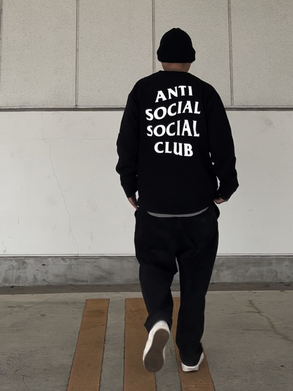 「重ね着ベストシーズン、秋冬コーデ、モノトーン、白、黒、ニット帽」｜「Y-3の【Y-3 / ワイスリー】BEANIE（ニットキャップ/ビーニー、ブラック系）」を使った、＝＝トム＝＝さん（メンズ・174cm）の秋コーディネートの2枚目の写真
