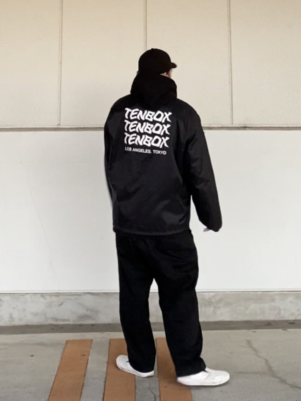 「私の推しブランド、10匣、キャップ、コーチジャケット、チノパン、スリッポン、HUF、ストリート、スケータースタイル」｜「HUFのアイテム（キャップ、ブラック系）」を使った、＝＝トム＝＝さん（メンズ・174cm）の冬コーディネートの2枚目の写真