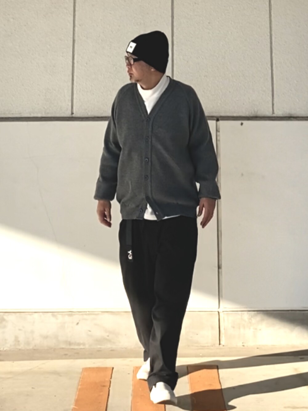 「カーディガン、ニット帽、COMME des GARCONS、タートルネック、Y-3、10匣、clumsy.pictures、未来のWEARISTAプロジェクト」｜「Y-3の【Y-3 / ワイスリー】BEANIE（ニットキャップ/ビーニー、ブラック系）」を使った、＝＝トム＝＝さん（メンズ・174cm）の冬コーディネートの2枚目の写真
