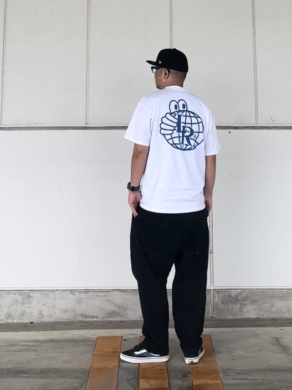 「シンプルスタイル、休日スタイル、キャップ、白Tシャツ、チノパン、スニーカー、stussy、lastresort ab」｜「STUSSYのEmblem New Era Cap（キャップ、ブラック系）」を使った、＝＝トム＝＝さん（メンズ・174cm）の春コーディネートの2枚目の写真