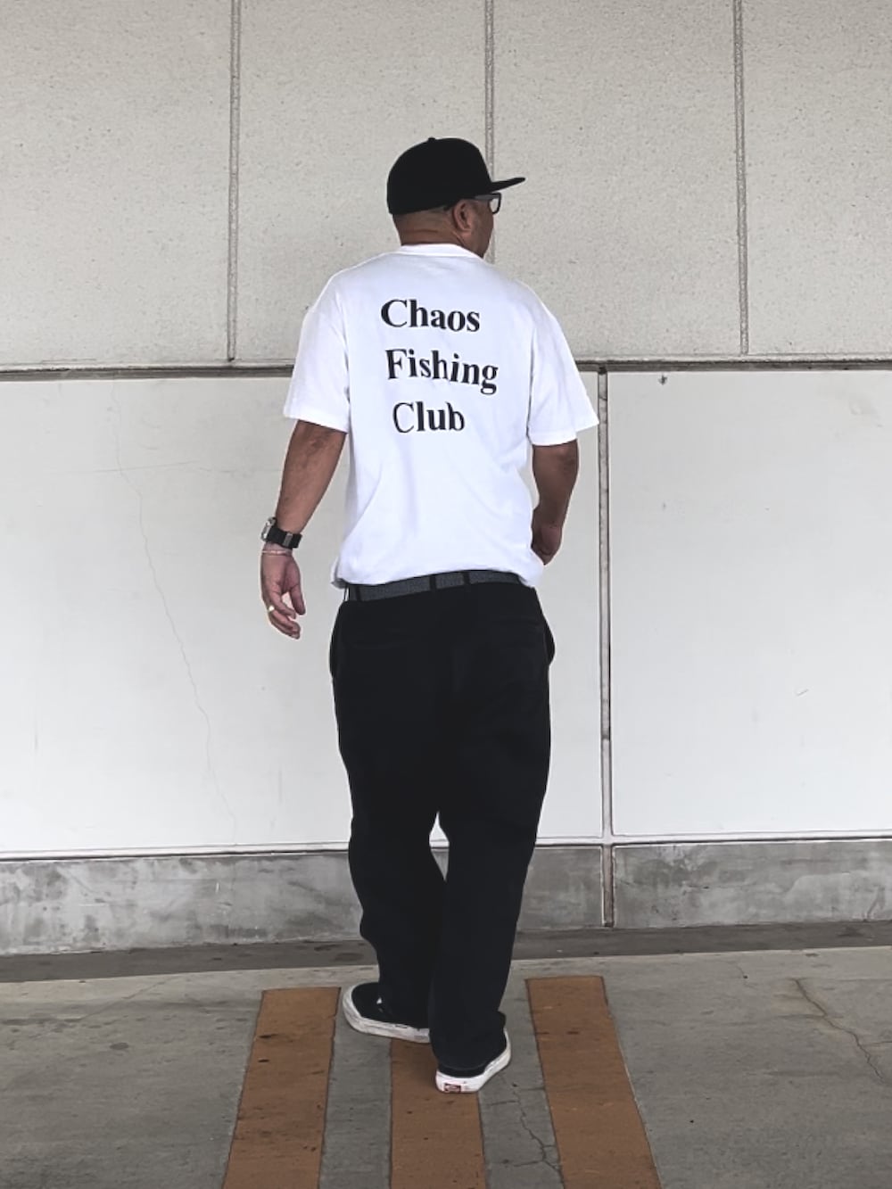 「休日コーデ、モノトーン、タックイン、キャップ、ロゴT、スリッポン、chaosfishingclub」｜「NEW ERAのアイテム（キャップ、ブラック系）」を使った、＝＝トム＝＝さん（メンズ・174cm）の春コーディネートの2枚目の写真