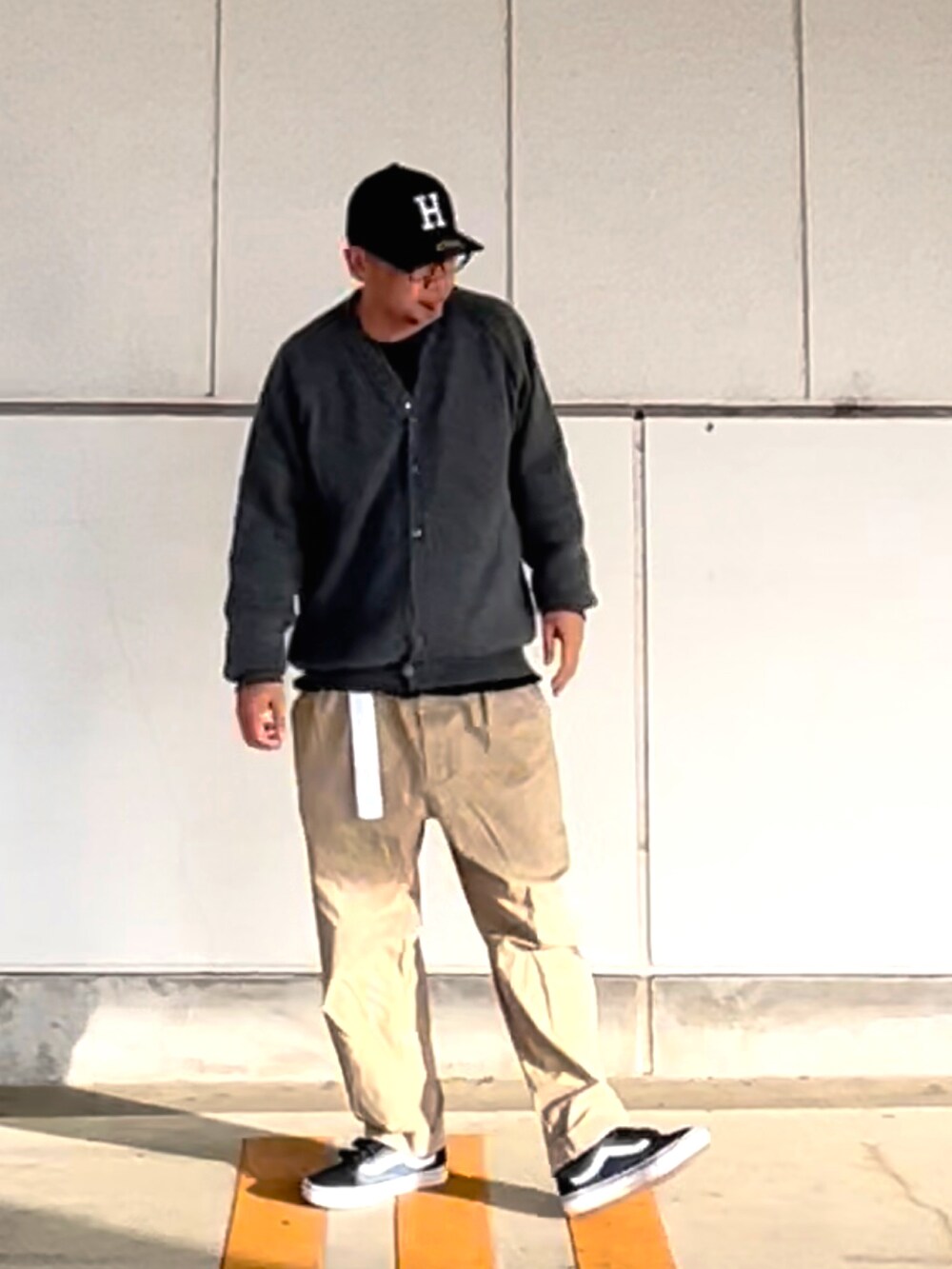 「春服みてみて、カーディガン、グレー、チノパン、ストリート、バックスタイル、CDG、COMME des GARCONS、AlexanderLeeChang」｜「HUFのアイテム（キャップ、ブラック系）」を使った、＝＝トム＝＝さん（メンズ・174cm）の春コーディネートの2枚目の写真