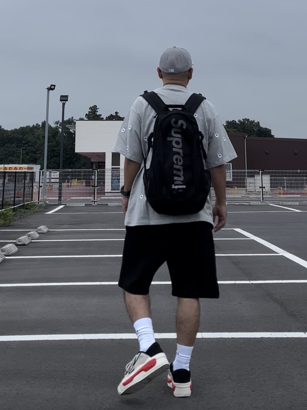 「夏コーデ、キャップ、Tシャツ、短パン、カジュアル、タンパンスタイル、ソックス、ストリート」｜「NEW ERAのニューエラ キャップ プレカーブド ニューヨーク・ヤンキース（キャップ、グレー系）」を使った、＝＝トム＝＝さん（メンズ・174cm）の夏コーディネートの2枚目の写真