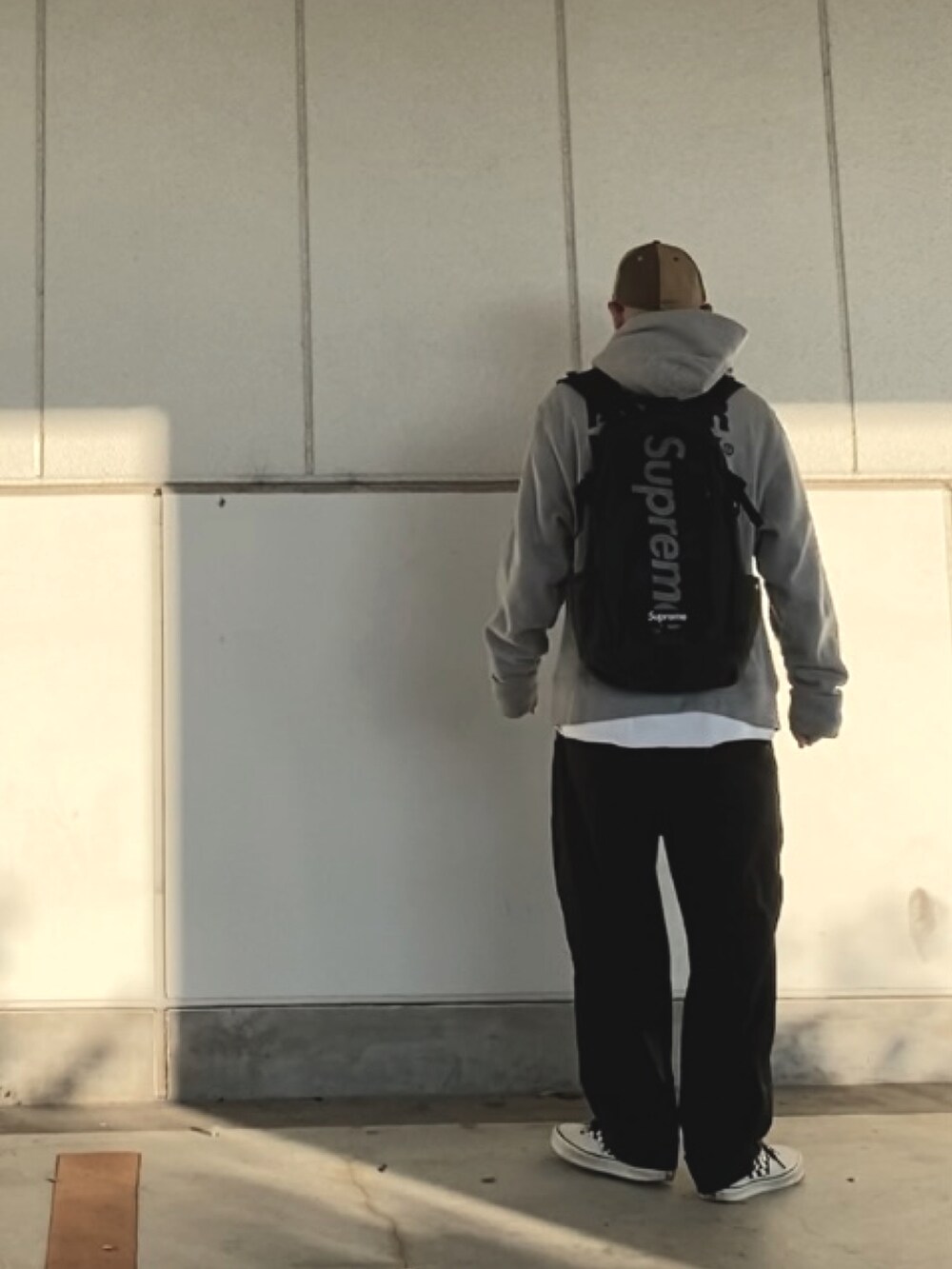 「リュック、チノパン、キャップ、パーカー、ストリート、supreme、スケータースタイル、blackeyepatch、PAPERWORK」｜「BlackEyePatchのアイテム（キャップ、ブラウン系）」を使った、＝＝トム＝＝さん（メンズ・174cm）の秋コーディネートの2枚目の写真