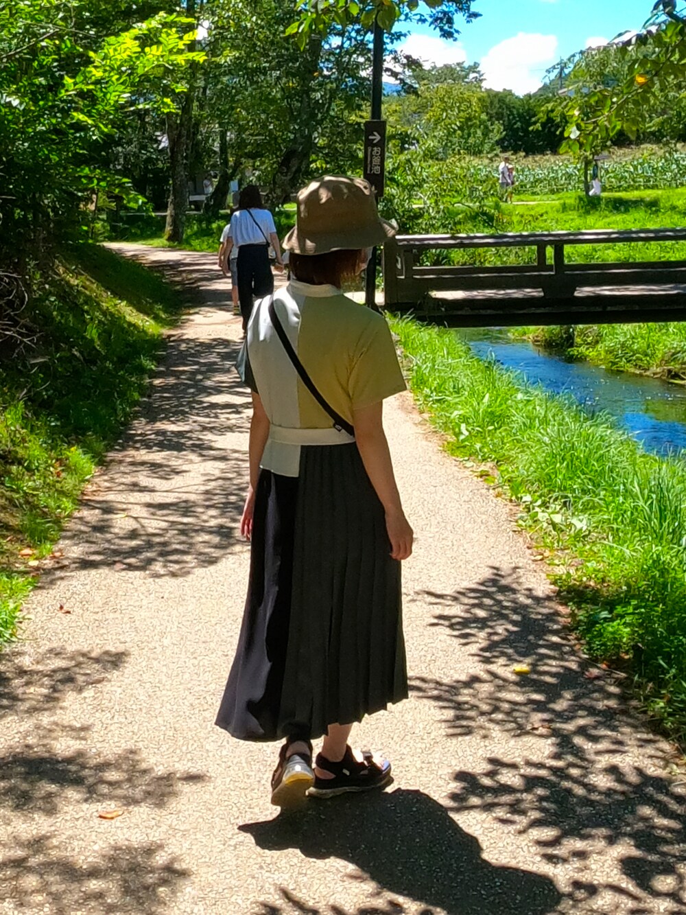 「お出かけコーデ、リラックススタイル、グリーン、おさんぽスタイル、お散歩コーデ、晴れ、夏コーデ、夏」｜「UNITED TOKYOのダブルヨークシャツワンピース（ワンピース、ブラック系）」を使った、きままなあやさん（レディース・158cm）の冬コーディネートの2枚目の写真