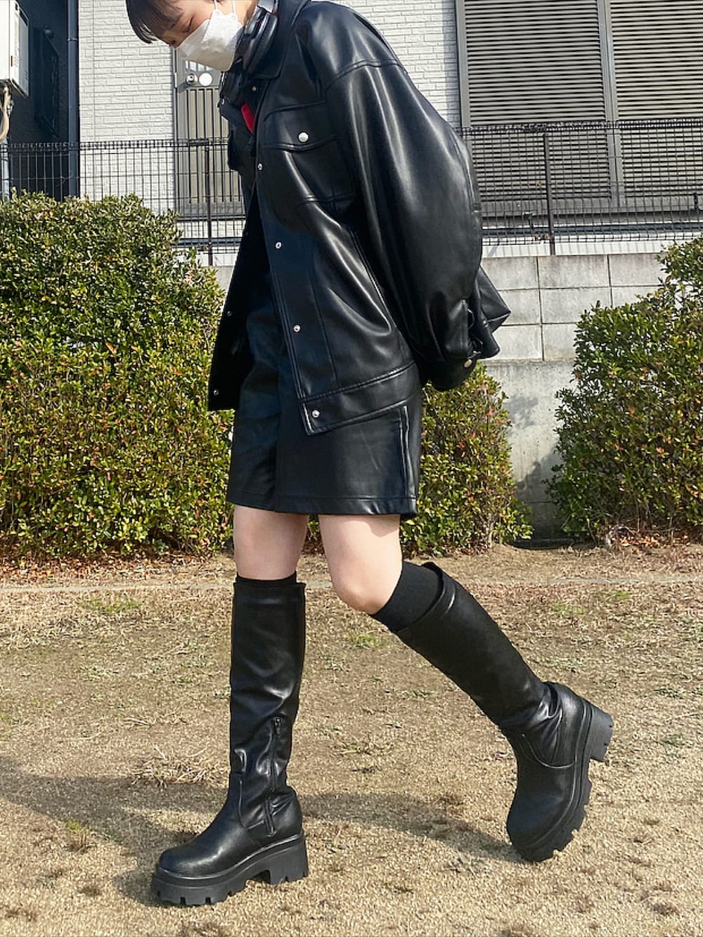 ブラック系のブーツ、ブラック系のその他パンツ、ブラック系のブルゾンを着用したレディースの冬コーディネートの3枚目の写真