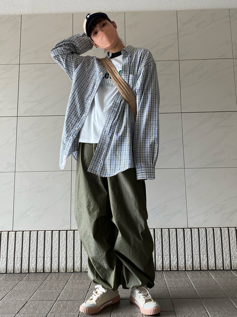 ブルー系のシャツ/ブラウス、グリーン系のその他パンツ、ベージュ系のスニーカーを着用したレディースの春コーディネートの3枚目の写真