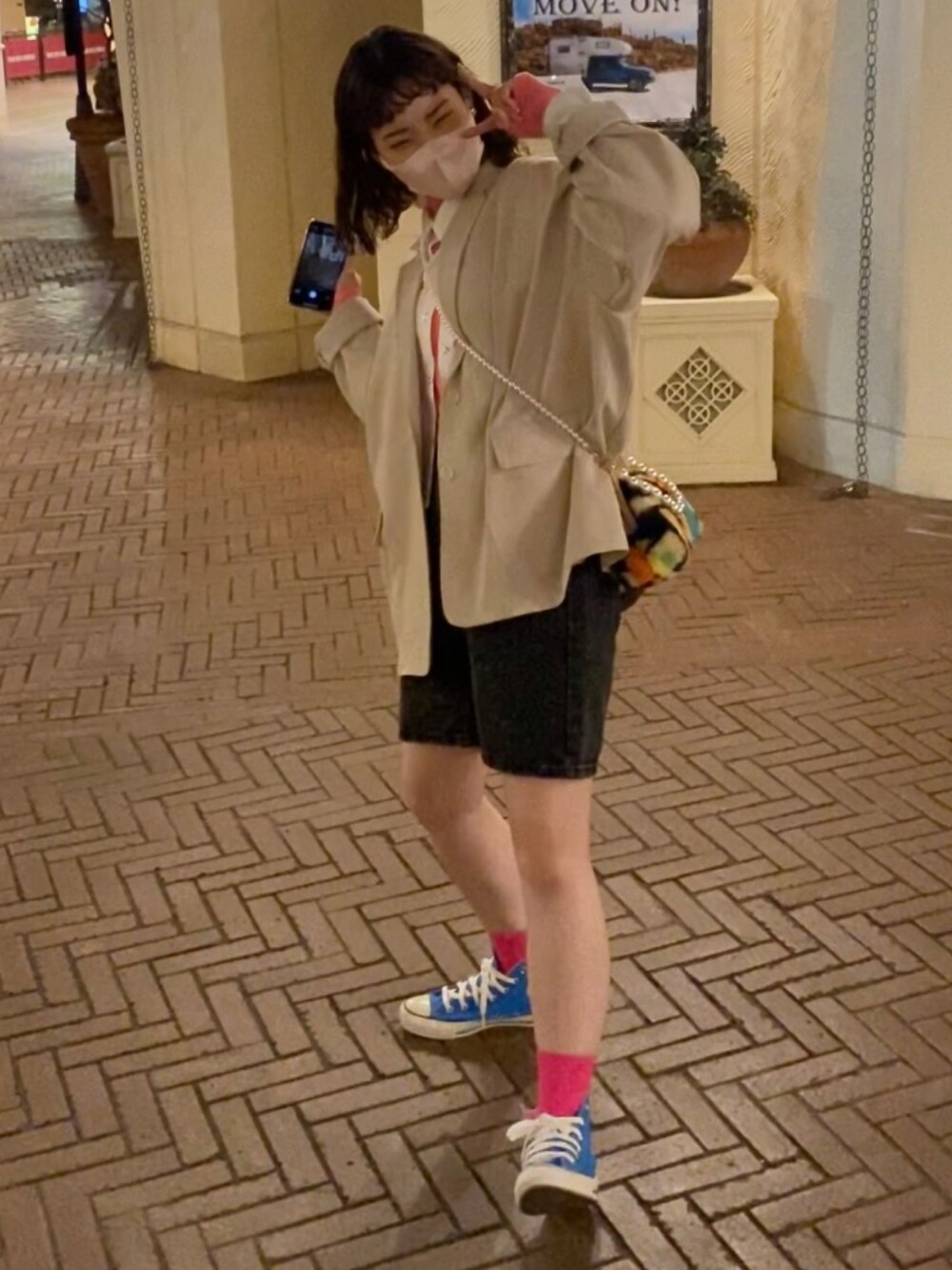 ブルー系のスニーカーを着用したレディースの春コーディネートの3枚目の写真