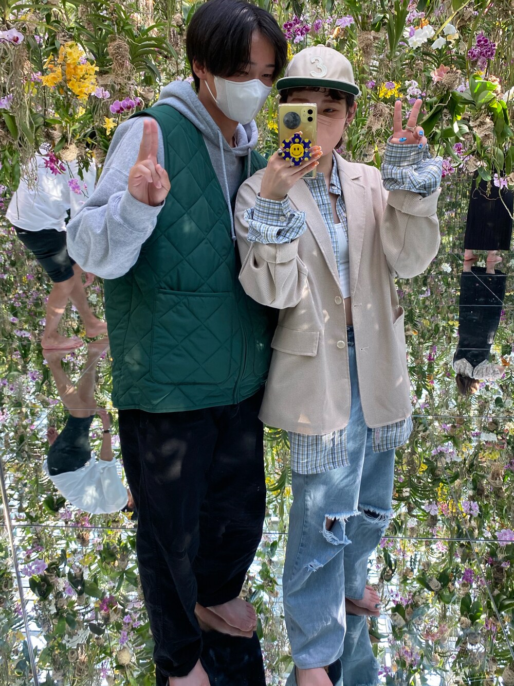 ベージュ系のテーラードジャケット、ブラック系のショルダーバッグ、ブルー系のデニムパンツを着用したレディースの春コーディネートの2枚目の写真