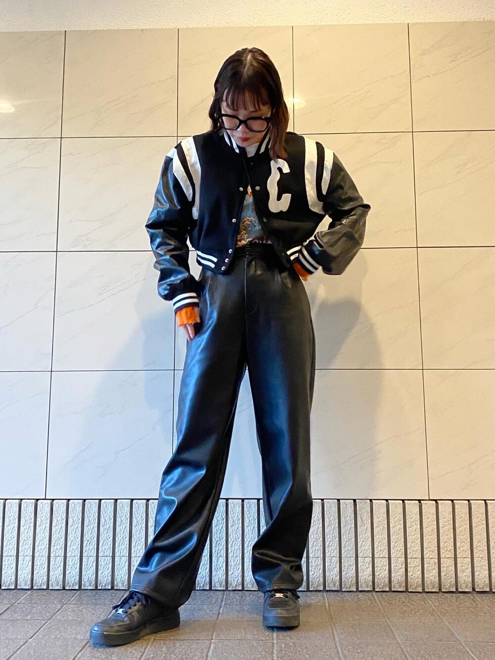 「春、オトナカジュアル、ootd、黒、オレンジ、パンツスタイル、ジャケット、韓国ファッション、レザーコーデ、レザージャケット、ライダースコーデ、ライダース、ダテメガネ」｜「PAGEBOYのエコレザーステッチパンツ（その他パンツ、ブラック系）」を使った、aicaさん（レディース・162cm）の冬コーディネートの2枚目の写真