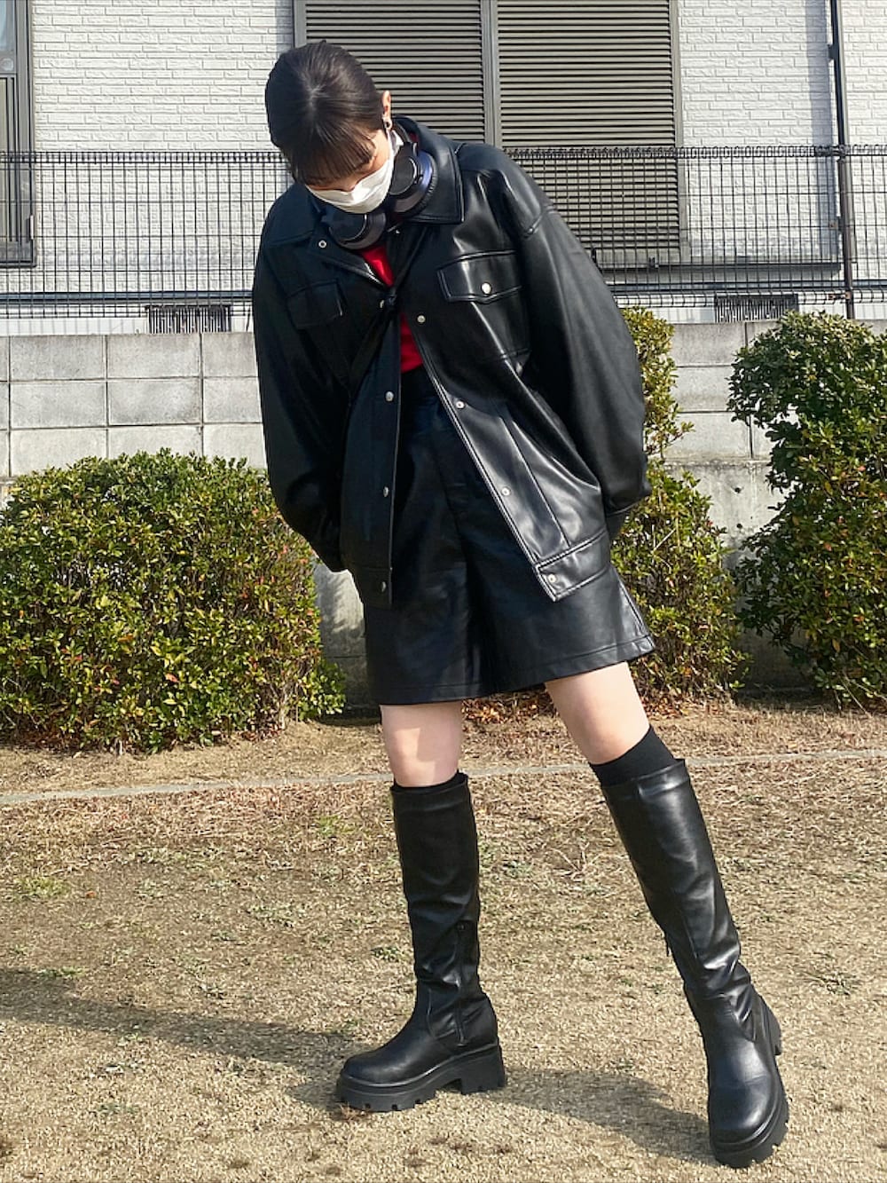 ブラック系のブーツ、ブラック系のその他パンツ、ブラック系のブルゾンを着用したレディースの冬コーディネートの2枚目の写真