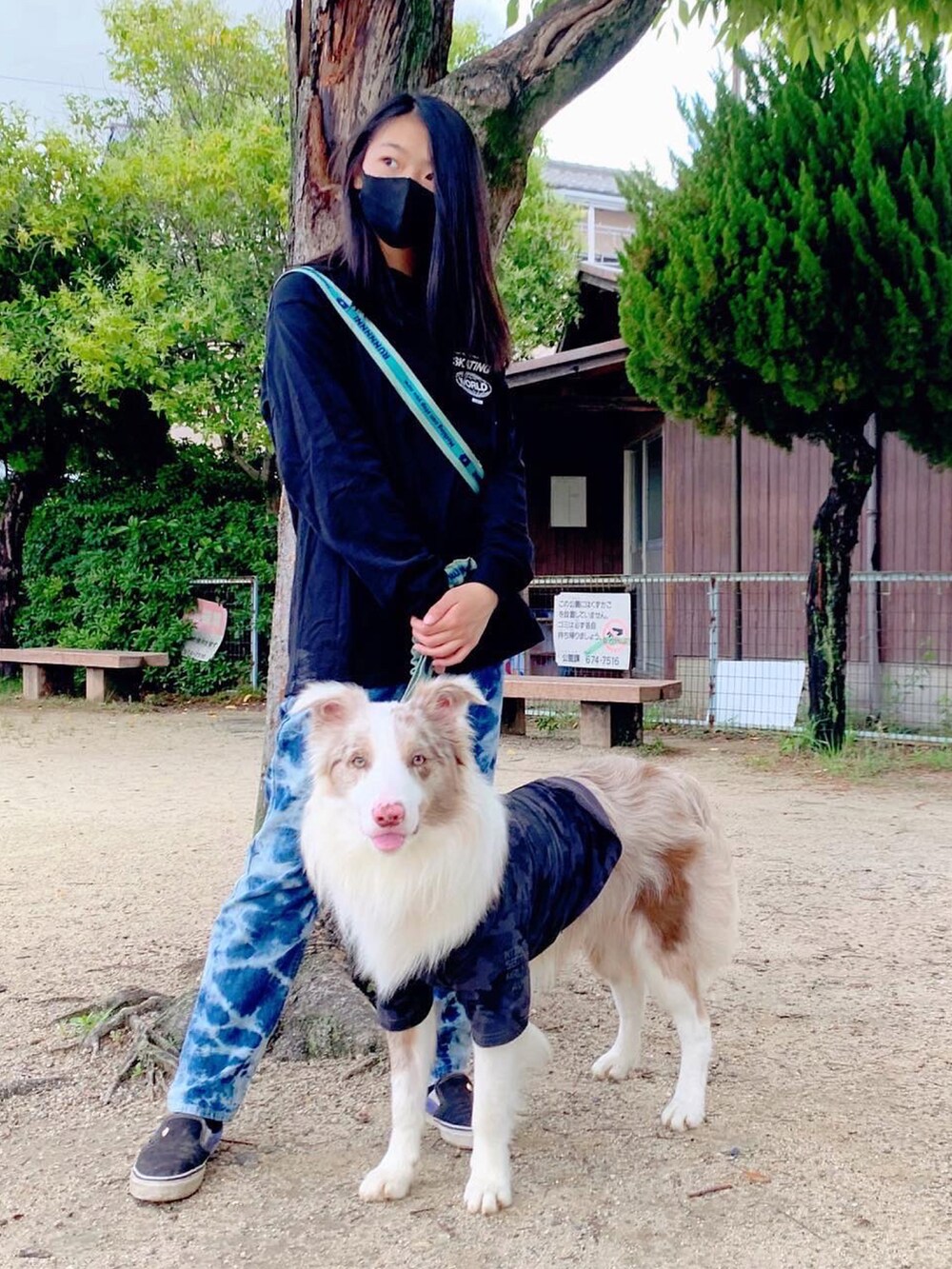 ブラック系のTシャツ/カットソー、ブルー系のその他パンツ、ブラック系のペットウェアを着用したレディースの夏コーディネートの2枚目の写真