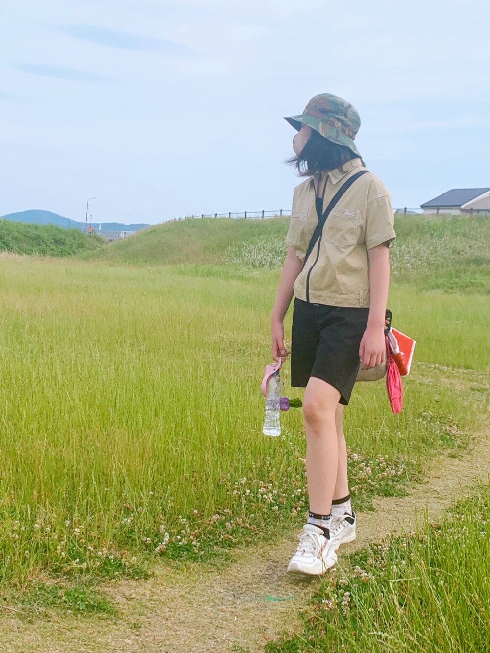 ベージュ系のシャツ/ブラウス、ブラック系のその他パンツ、グリーン系の帽子を着用したキッズの夏コーディネートの4枚目の写真