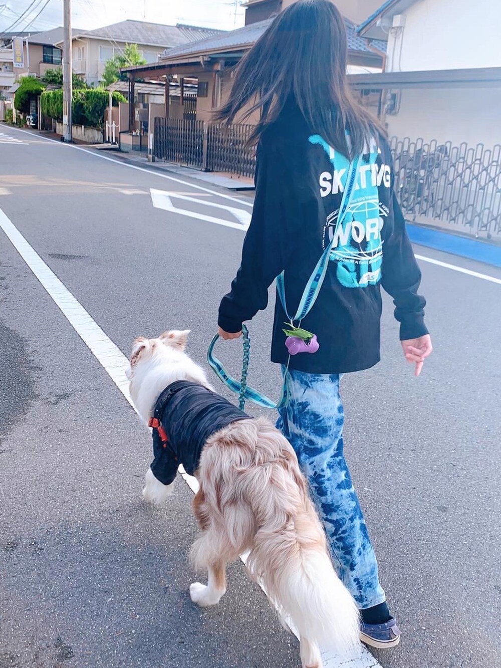 ブラック系のTシャツ/カットソー、ブルー系のその他パンツ、ブラック系のペットウェアを着用したレディースの夏コーディネートの3枚目の写真