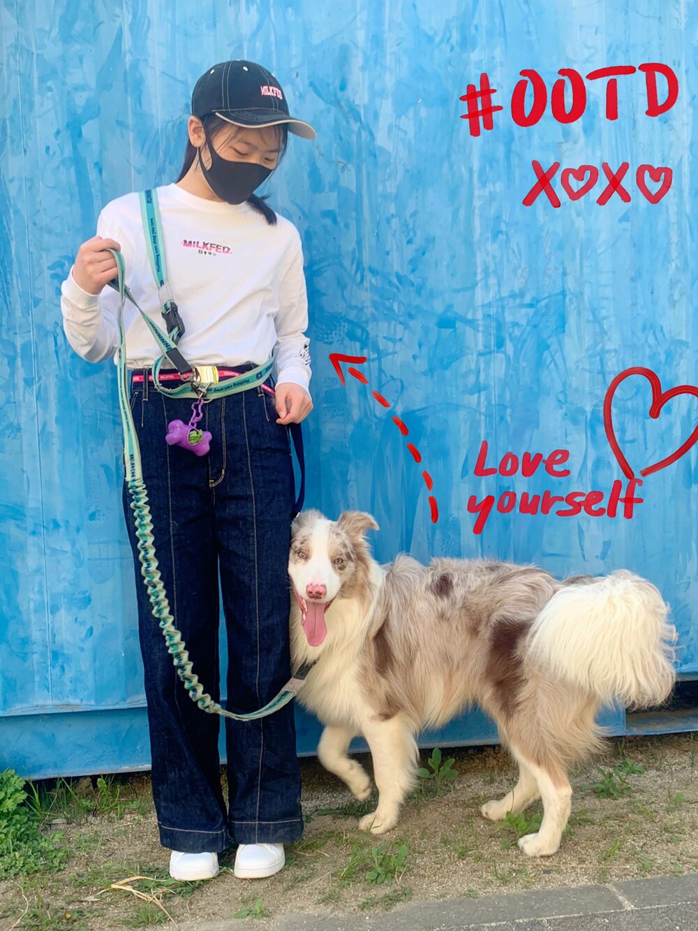 ホワイト系のTシャツ/カットソー、ブルー系のその他パンツ、ホワイト系のスニーカーを着用したレディースの春コーディネートの2枚目の写真