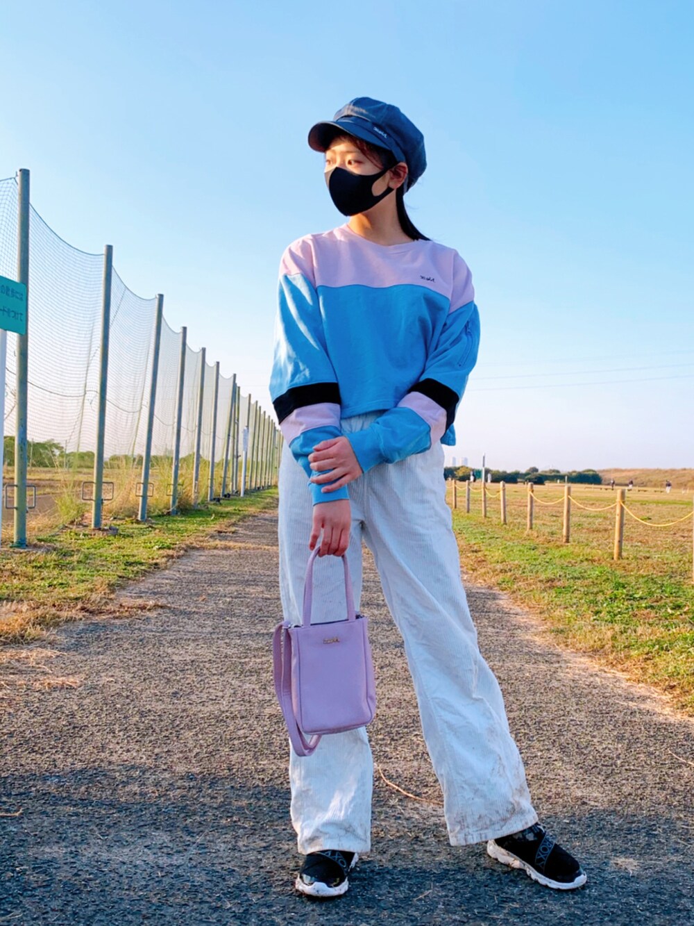 ホワイト系のその他パンツ、ブルー系のスウェット、パープル系のショルダーバッグを着用したレディースの秋コーディネートの2枚目の写真