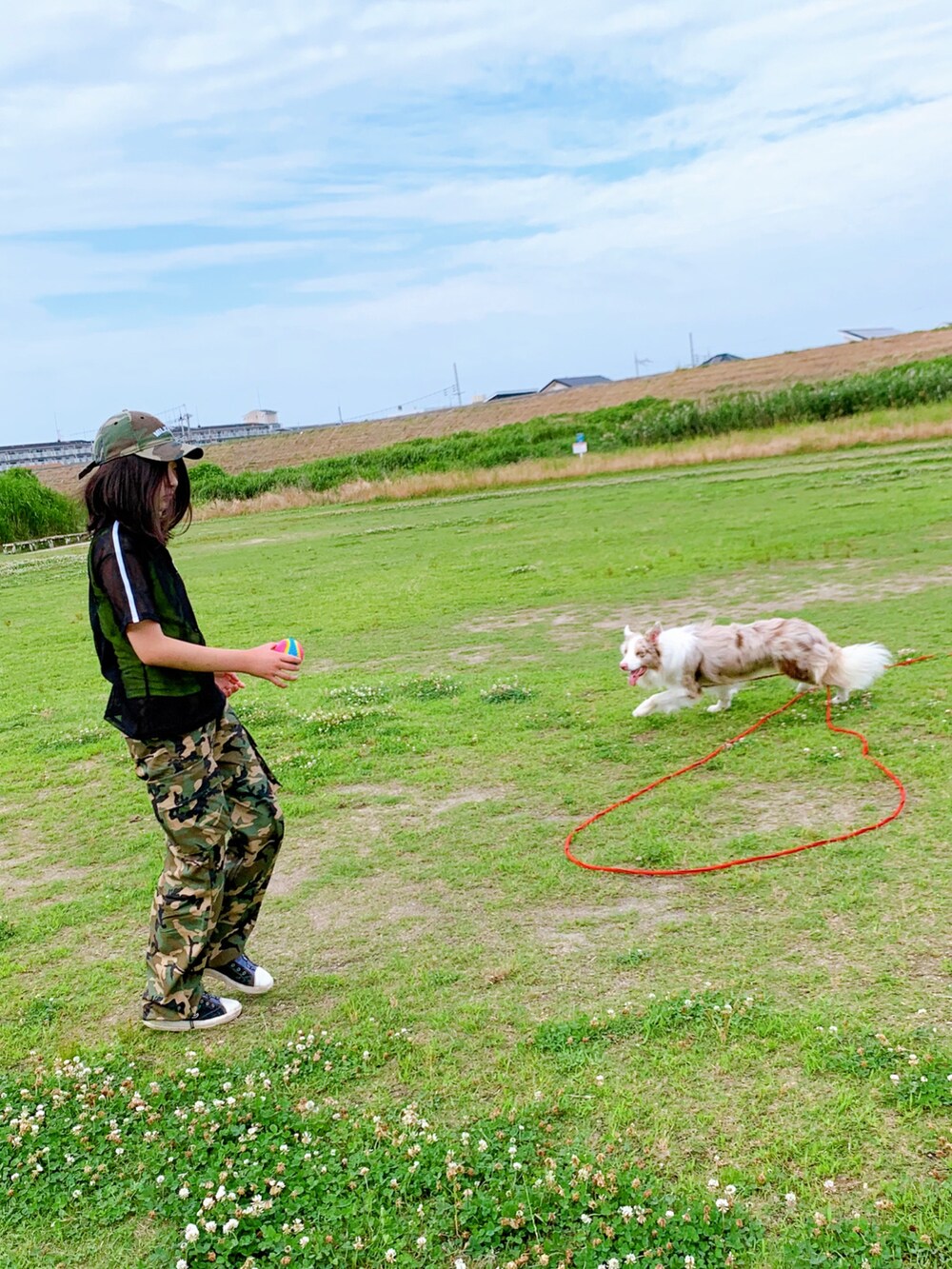 ブラック系のポロシャツ、その他のその他パンツ、その他のキャップを着用したキッズの夏コーディネートの3枚目の写真