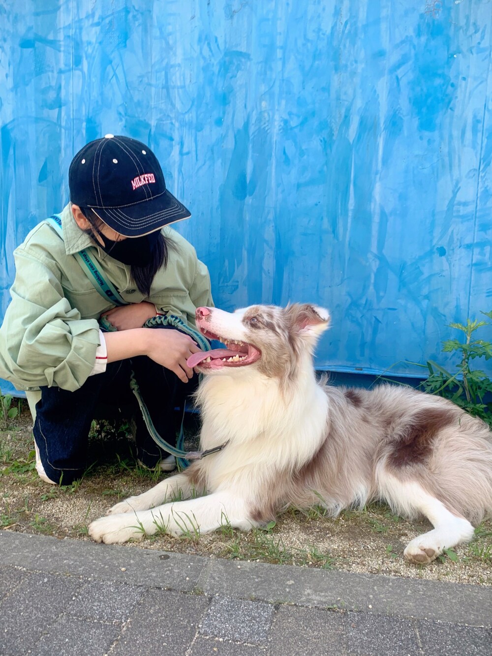 ブルー系のデニムパンツ、グリーン系のシャツ/ブラウス、ホワイト系のスニーカーを着用したレディースの春コーディネートの3枚目の写真