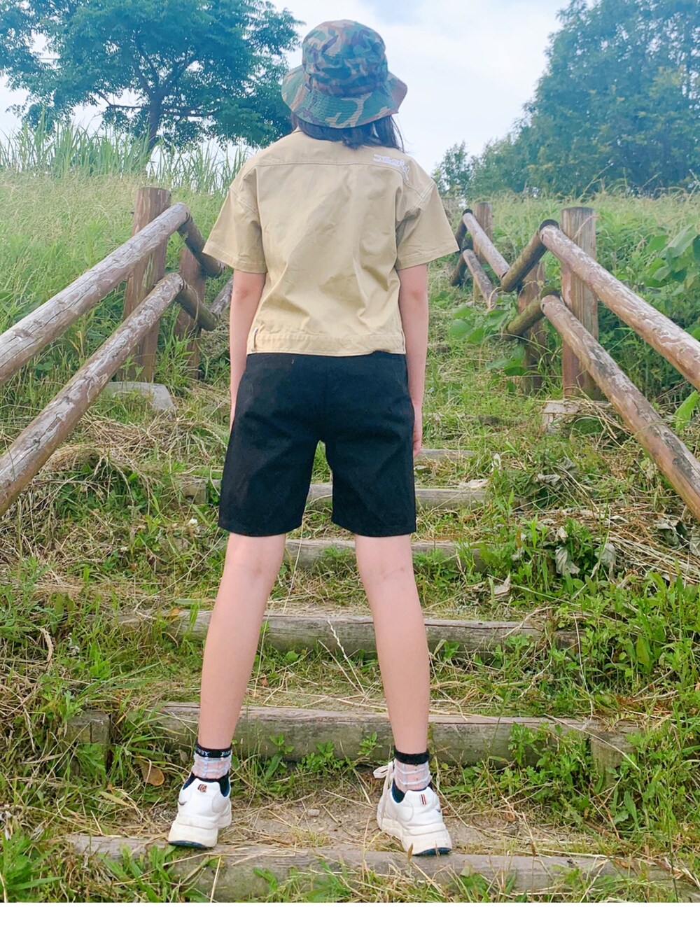 ベージュ系のシャツ/ブラウス、ブラック系のその他パンツ、グリーン系の帽子を着用したキッズの夏コーディネートの3枚目の写真