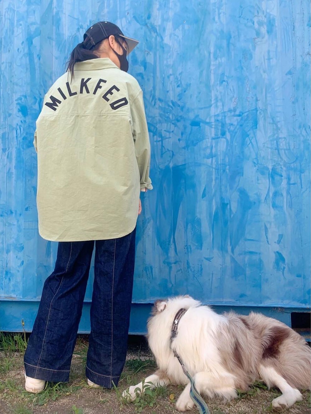 ブルー系のデニムパンツ、グリーン系のシャツ/ブラウス、ホワイト系のスニーカーを着用したレディースの春コーディネートの2枚目の写真