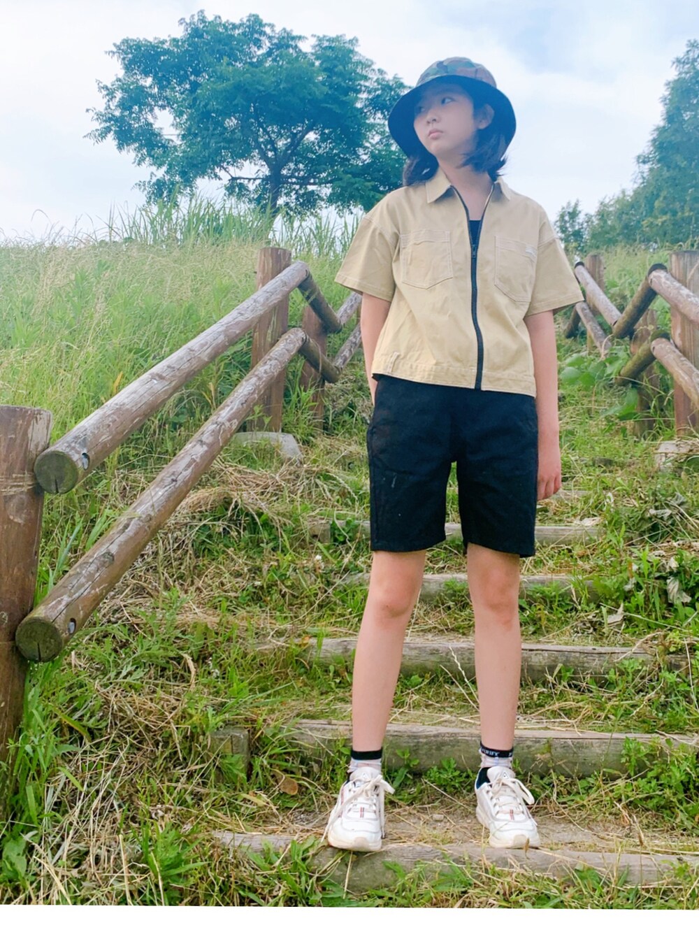 ベージュ系のシャツ/ブラウス、ブラック系のその他パンツ、グリーン系の帽子を着用したキッズの夏コーディネートの2枚目の写真