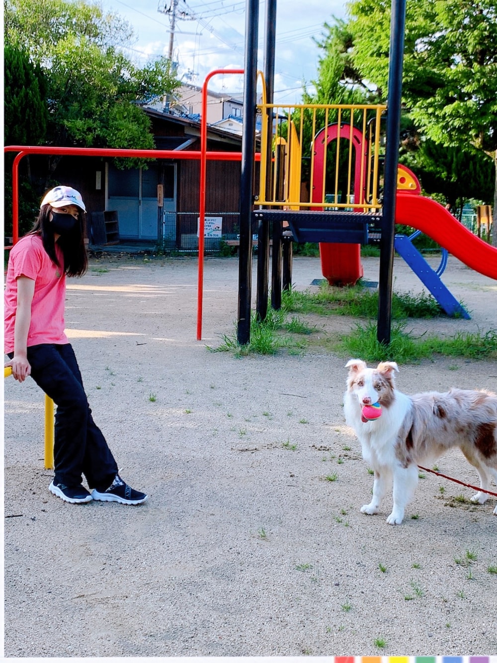 ピンク系のTシャツ/カットソー、ブラック系のその他パンツ、ホワイト系のキャップを着用したレディースの夏コーディネートの2枚目の写真