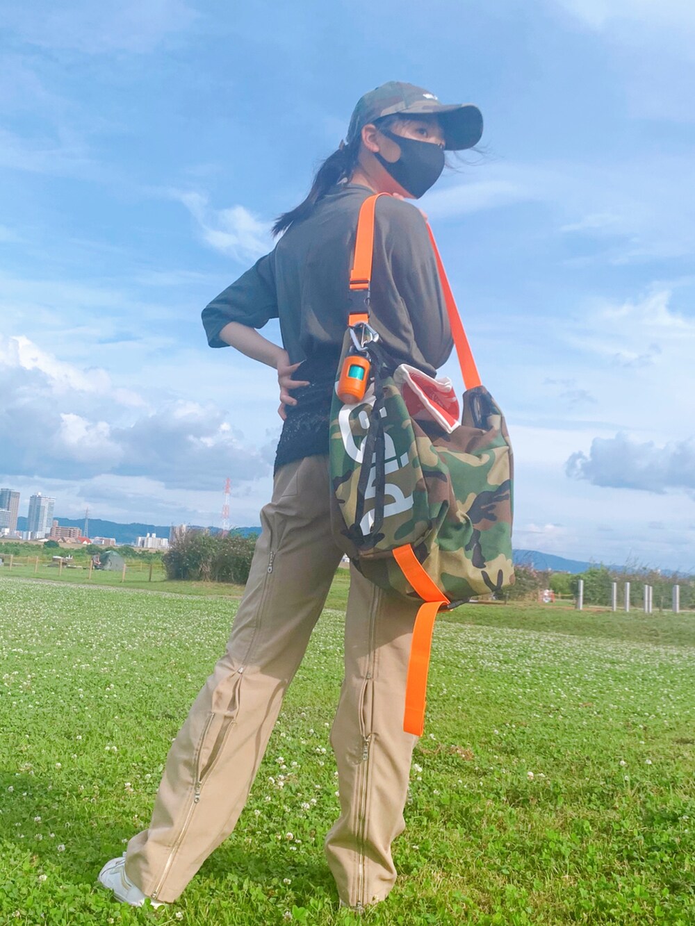 ベージュ系のその他パンツ、ブラック系のブルゾン、その他のショルダーバッグを着用したレディースの夏コーディネートの3枚目の写真