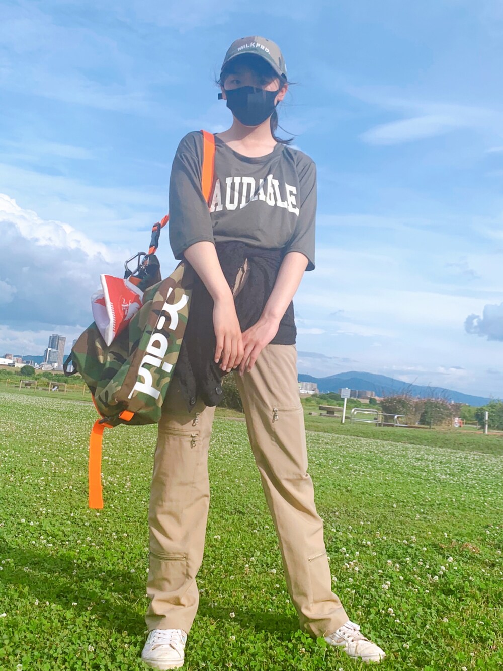 ベージュ系のその他パンツ、ブラック系のブルゾン、その他のショルダーバッグを着用したレディースの夏コーディネートの2枚目の写真