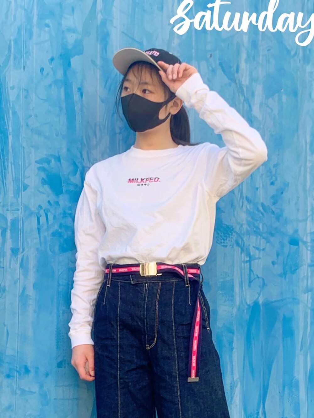 ホワイト系のTシャツ/カットソー、ブルー系のその他パンツ、ホワイト系のスニーカーを着用したレディースの春コーディネートの3枚目の写真