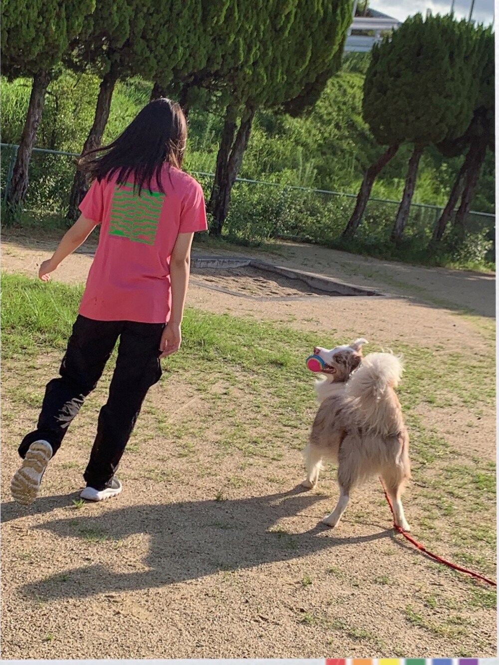 ピンク系のTシャツ/カットソー、ブラック系のその他パンツ、ホワイト系のキャップを着用したレディースの夏コーディネートの3枚目の写真