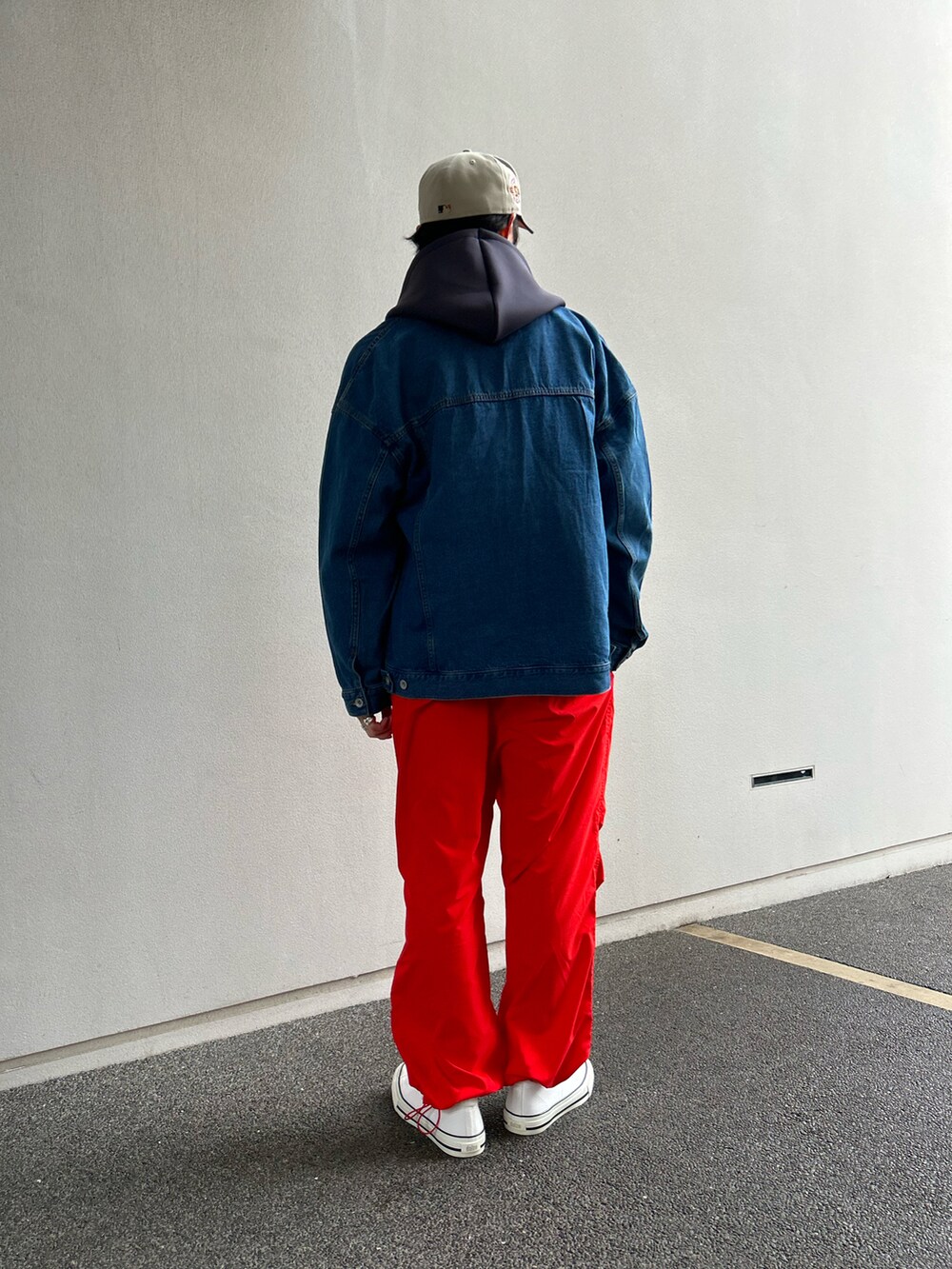 オレンジ系のその他パンツ、グレー系のスタジャン、ブルー系のデニムジャケットを着用したメンズの冬コーディネートの2枚目の写真