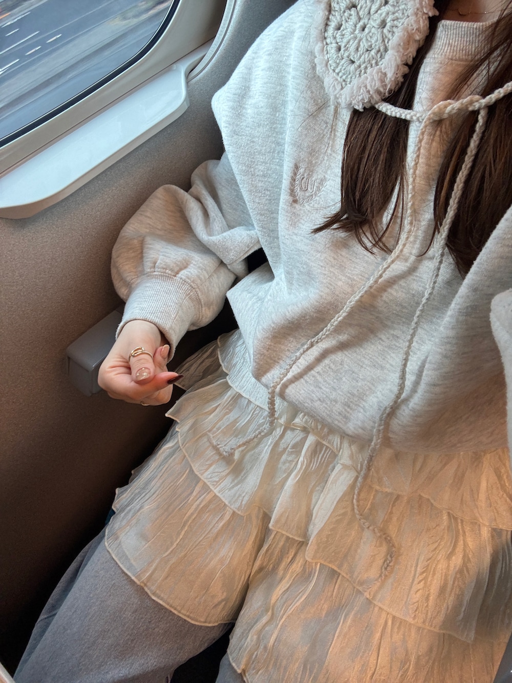 「春めき満開コーデ、デニムコーデ、レイヤードスタイル、チュールスカート×デニム」｜「moi tyttoのニュアンスショルダーバッグ（ショルダーバッグ、ブラウン系）」を使った、茉さん（骨格ウェーブ・レディース・159cm）の春コーディネートの3枚目の写真
